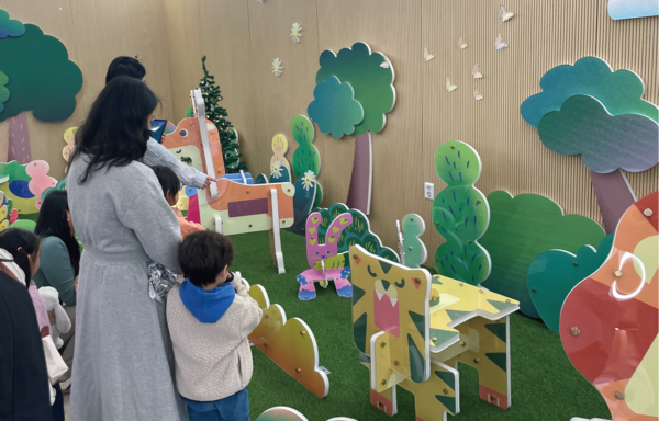 "아이가 스스로 글자 찾아내요"...아토이 '글자놀이터 놀자데이' 성료 - 뉴스 썸네일 이미지